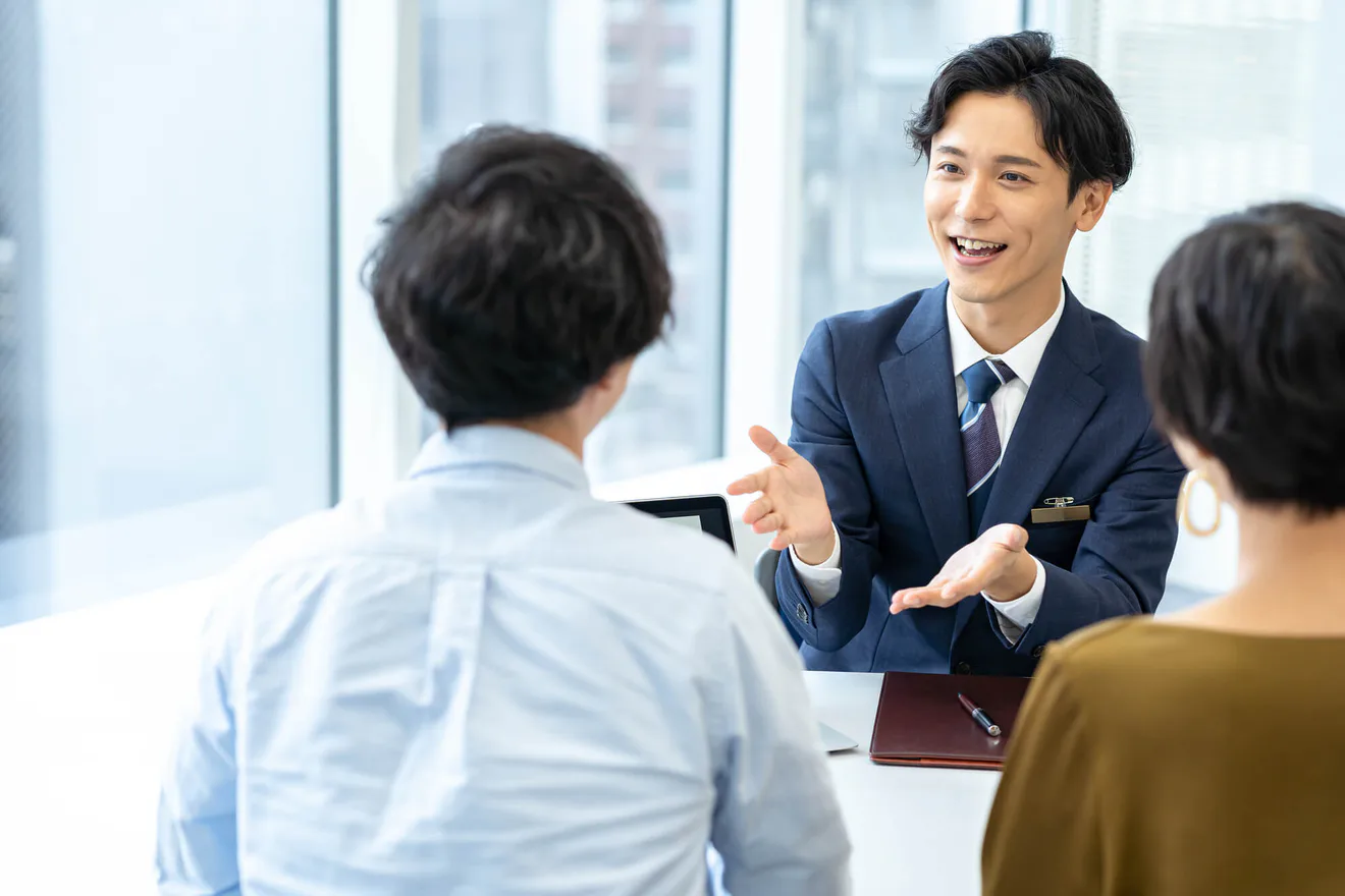 顧客と商談をする担当者