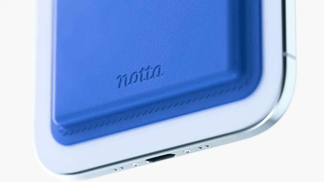 Nottaのワードマークが型押しされた青いスマートフォンケース