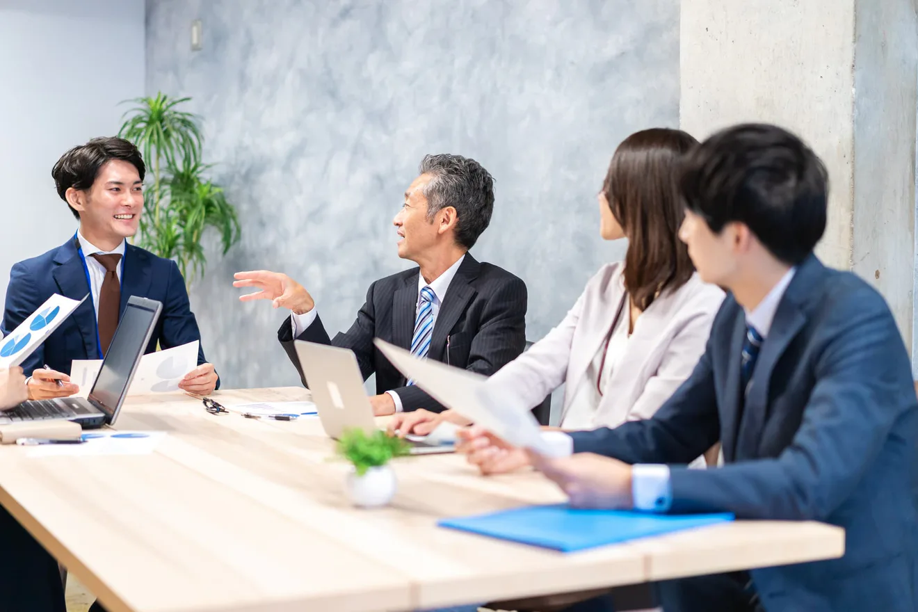 オフィスで会議をす