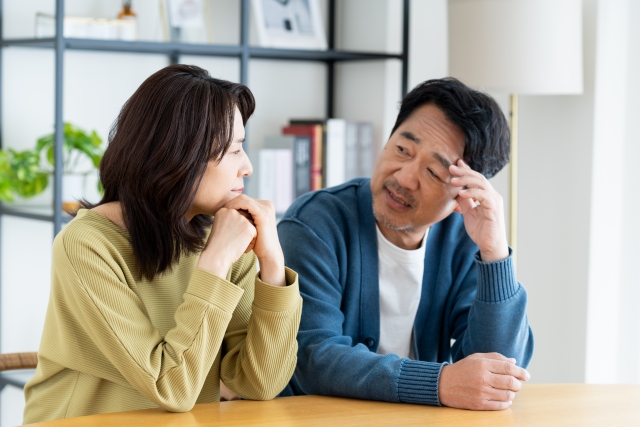 1人の男性が話しもう1人の男性が話を聞く様子