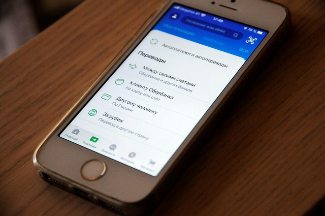 外国語で書かれたメニュー画面が表示されたスマートフォン。ネパール語翻訳アプリの選択では、インターフェイスの分かりやすさや操作性が重要であることを表現している。