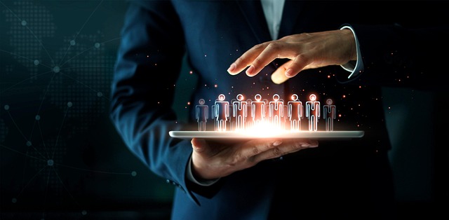 タブレットの上に小さな人形のようなアイコンが並び、スーツ姿の人物が手をかざして管理している。Google AntigravityのAIエージェントがチームやタスクを効率的に管理するイメージです。