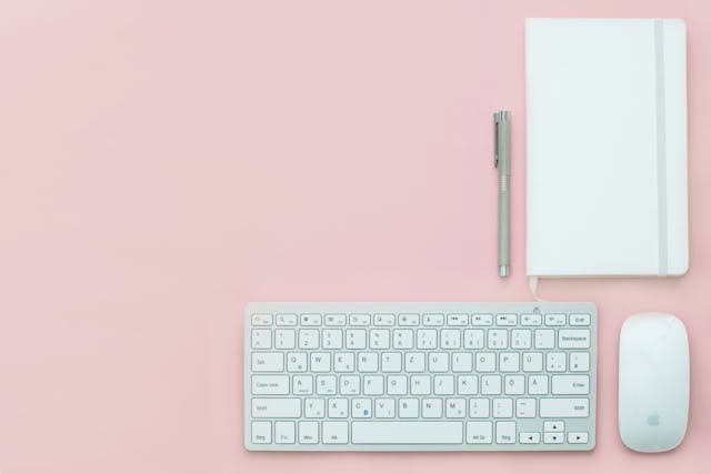 デスクに並んだキーボードとツール