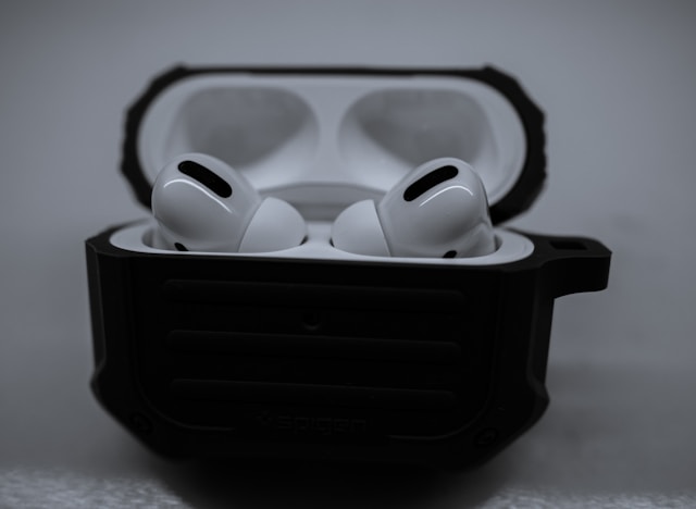 スポーティーな保護ケースに収められたAirPods Pro 3のイヤホン。衝撃に強いSpigen製ケースが特徴