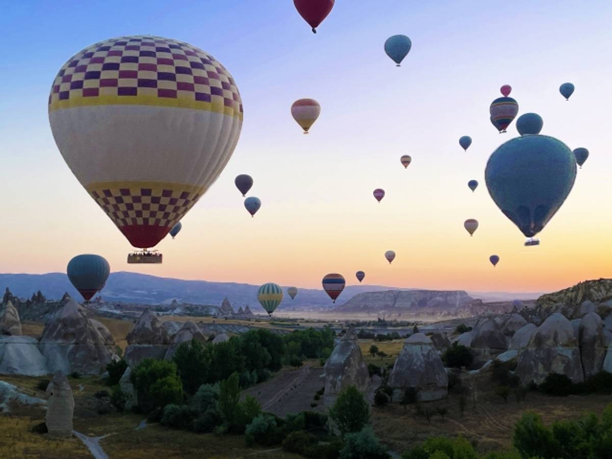 イスタンブールのボスポラス海峡の夜景とライトアップされた橋の美しい光景。トルコ語翻訳アプリの記事に関連したトルコの象徴的な風景写真