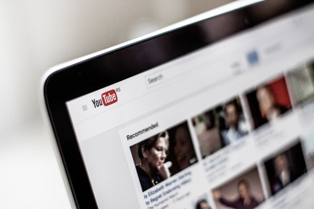 YouTubeホーム画面を開いたノートPCのディスプレイ｜動画を高画質で保存するおすすめサイト解説