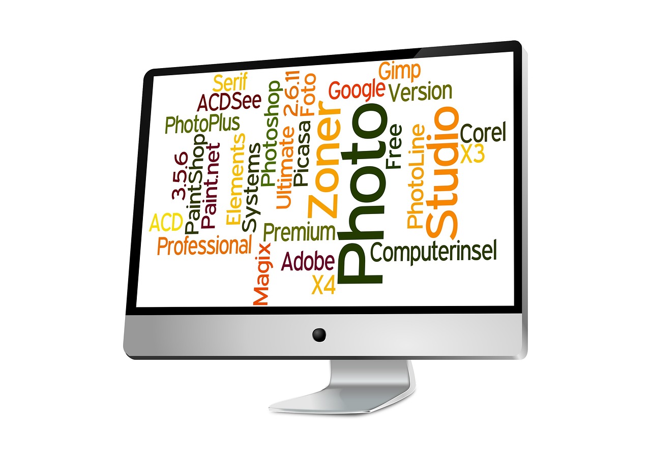 モニターにフォト編集ソフト名がちりばめられたワードクラウドが映し出されている。Affinityと他の写真編集ソフトを比較する記事を象徴するイメージ。