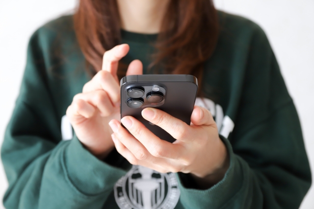 iPhoneで翻訳アプリを使用している様子を表現した画像。多言語対応とビジネス活用をイメージしたデザイン。