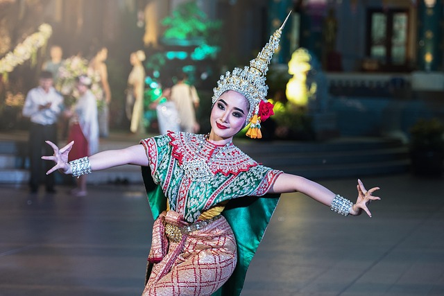 華やかな衣装と髪飾りを身に付けたダンサーが、タイの伝統舞踊を披露している。文化を深く理解するために翻訳ツールで言葉の意味を学ぶイメージに適している。