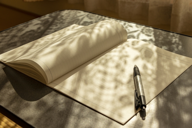 大学の講義室で学生がノートを取っている様子。効果的なノートの取り方と学習方法を表現した画像。