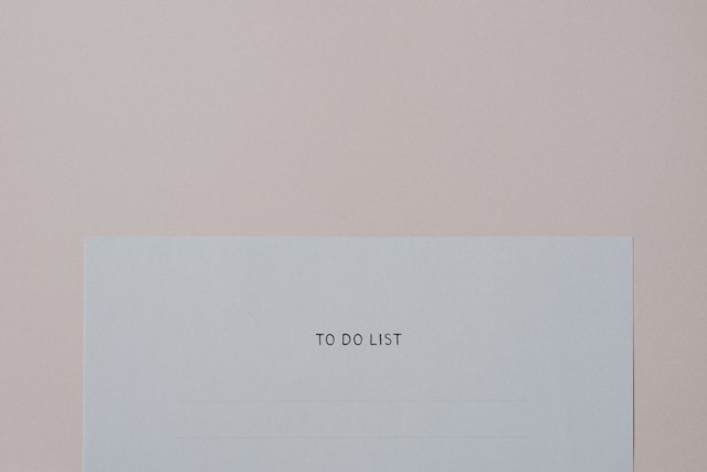 シンプルな紙のToDoリストカード。何も書かれていない白紙のチェックリストは、タスク管理を始めるイメージやToDoリストの基本を伝える写真。