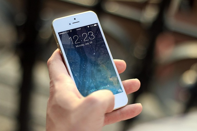 手で握られたスマートフォンの画面に時刻が表示されている。旅行先や学習時に翻訳アプリを起動し、タイ語のフレーズを調べる場面を連想させる写真。