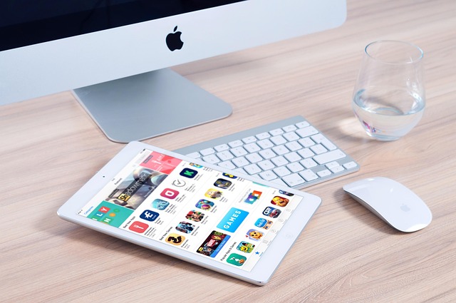 デスク上のiPadでアプリストアを閲覧する画像。正確なスペイン語翻訳アプリをダウンロードする場面を表しています。