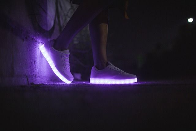 夜に光るLEDスニーカーの足元｜SNS用サムネ・広告素材をDALL-E 3で作る活用例