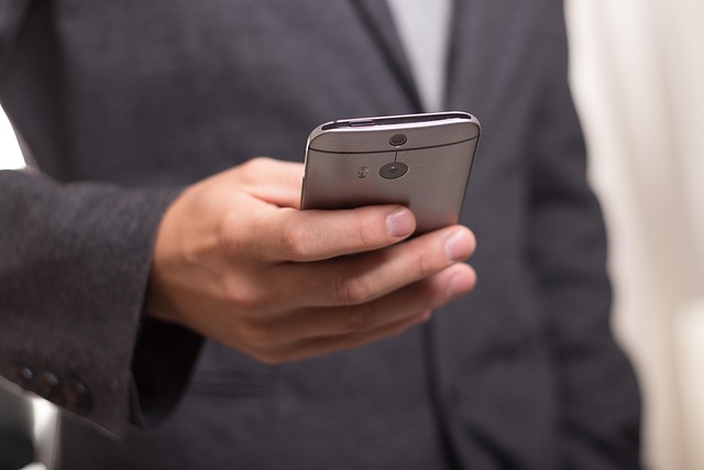 スマートフォンを操作するビジネスマン。意思決定のプロセスでは重要なポイントがある。