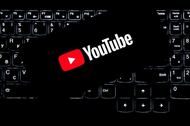 キーボード上のYouTubeロゴ｜違法サイトに注意して安全に動画を保存するポイント