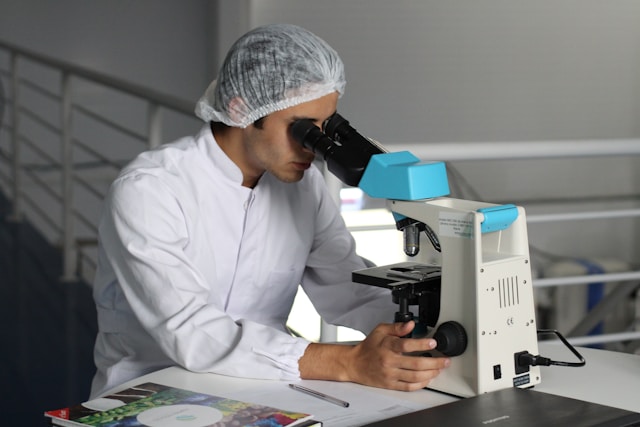 医薬翻訳の背景となる医学研究のイメージで、新薬の開発や研究報告書に関連するシーンです。