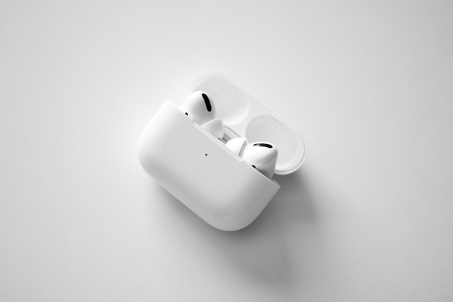 白い背景上に開いたAirPods Pro 3の充電ケースとイヤホン。美しいデザインとコンパクトさを強調