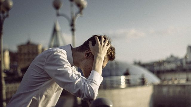 頭を抱える男性｜うまく生成できない時の原因とプロンプト改善のポイント