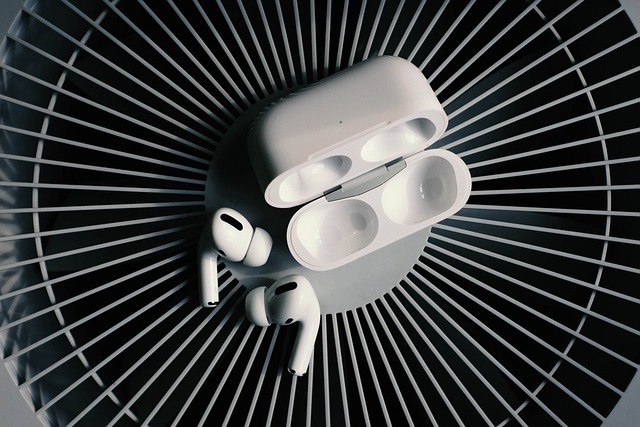 放射状の模様の上に白いAirPods Pro 3のイヤホンと開いた充電ケースが配置されている。Appleの完全ワイヤレスイヤホンのスタイリッシュなデザインやコンパクトなケースが際立つ写真。