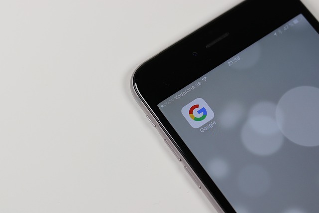スマートフォンのホーム画面にGoogleアプリのアイコンが表示されている写真。海外旅行用の翻訳アプリ選びのイメージ