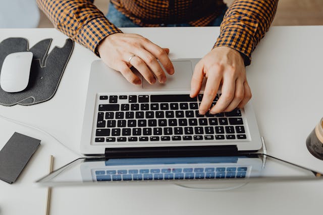 ノートパソコンでPDF要約AIツールを調べる手元