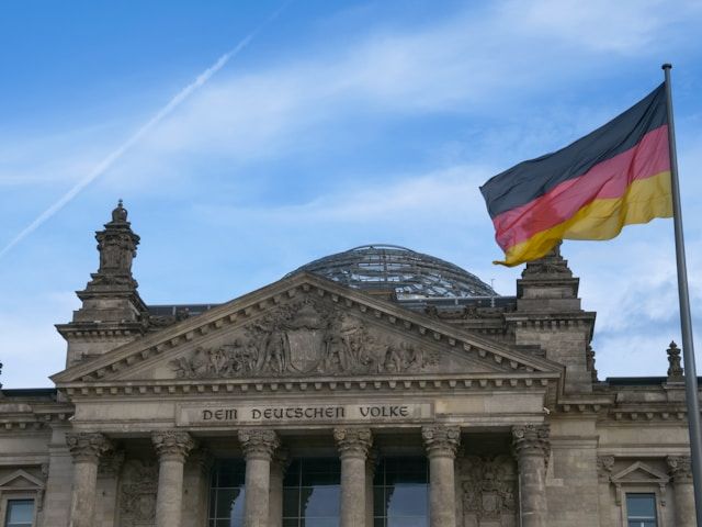 国会議事堂の正面に掲げられたドイツ国旗と「ドイツ国民へ」の碑文。公的な文章や契約書のドイツ語翻訳がいかに重要かを象徴するイメージ。
