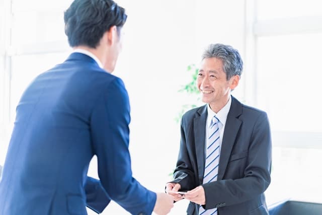 会議室での上座・下座の席次配置を示すビジネスマナーの図解イメージ