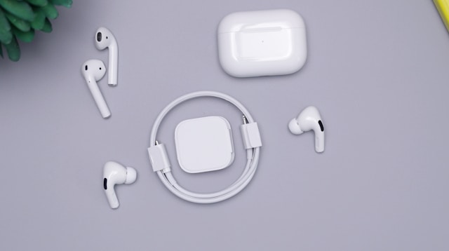 AirPods Pro 3とAirPods 第3世代のイヤホン、充電ケース、USB‑Cケーブルを並べた比較写真。両モデルの外観や付属品を確認できる