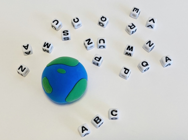 翻訳検定の種類と選び方を説明するガイドブック 地球儀とアルファベット