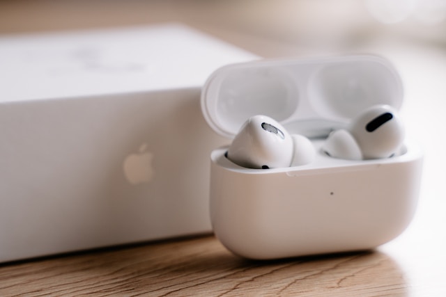 Appleの白い箱を背に、テーブルの上に置かれたAirPods Pro 3の充電ケースとイヤホン。開封直後の新品らしい雰囲気が伝わる