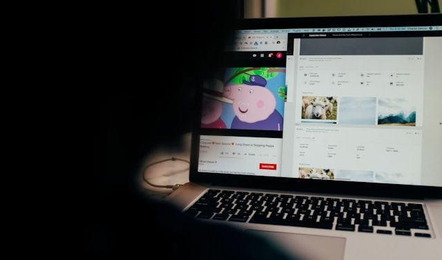 ノートPCでYouTube動画を再生しながらサイトを閲覧する作業風景｜PCで安全に高画質ダウンロードする手順