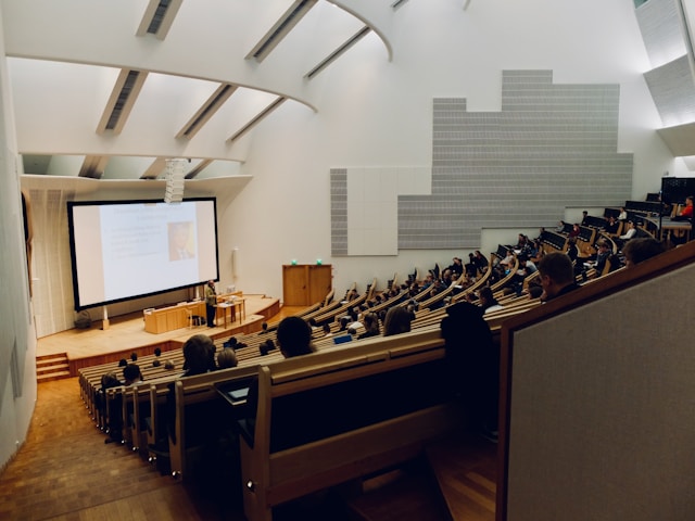 大学の大教室で行われる大規模讲義とプレゼンテーション