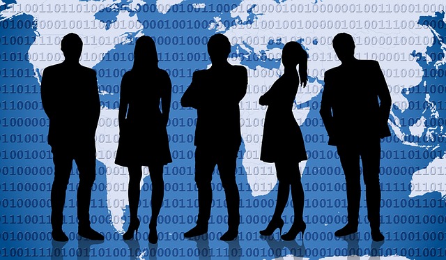 背景に世界地図とバイナリコードが表示され、その前にビジネスパーソンのシルエットが並んでいる。Google Antigravityがグローバルチームの協働開発を支援する様子を示すビジュアルです。