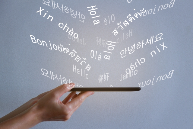 翻訳精度が高いおすすめツールの比較表とAI翻訳技術のイメージ