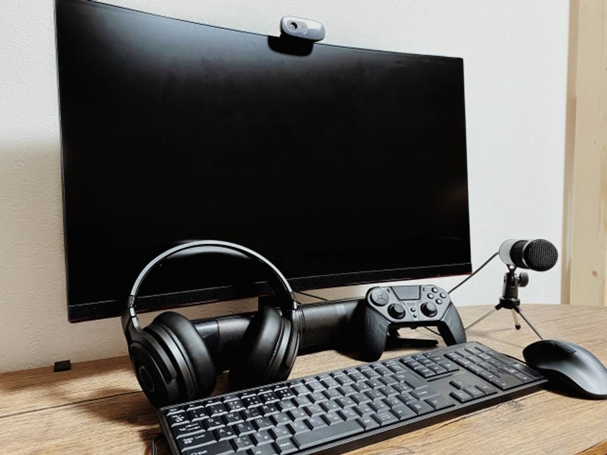 ゲーミングキーボードとノートPCでゲーム録画の設定を調整している様子。ビットレートやfps変更など録画準備のシーンを表現した画像