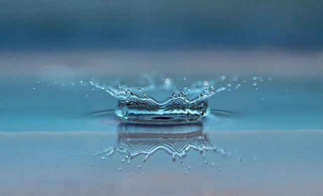 水滴のクラウンスプラッシュ｜高解像度のテクスチャ表現を狙うプロンプト例