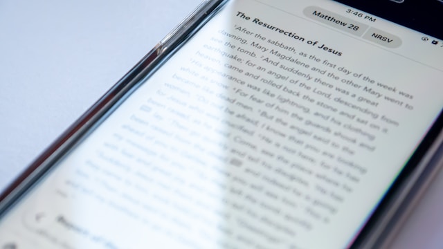 スマホで英語の聖書PDFを閲覧している様子。英語PDF翻訳で内容を理解する例。
