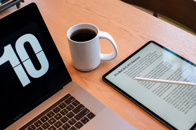 PCとタブレットに英文と翻訳結果が表示されている様子。英文PDF翻訳ツールの利用イメージ。