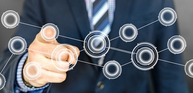 スーツ姿のビジネスマンがデジタルネットワークのアイコンに触れ、AI技術やオンライン会議ツールとの連携を表す未来的なシーン。Rimo Voiceの連携機能やテクノロジーのイメージに適している。