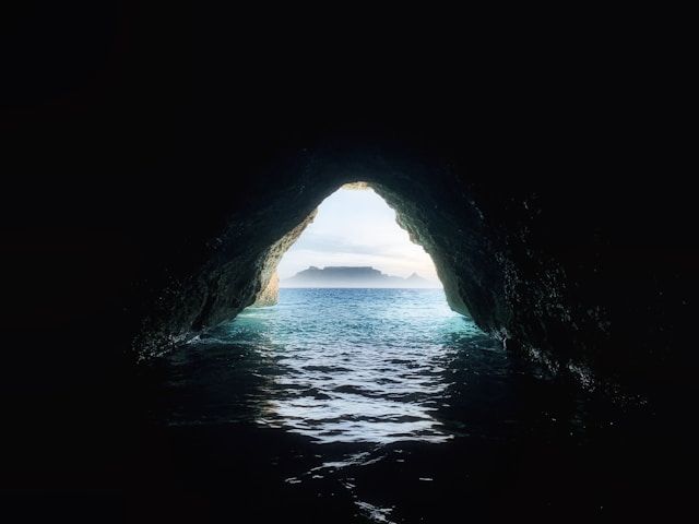 洞窟から海を望む風景｜構図指定のコツとBing Image Creatorで無料生成する方法