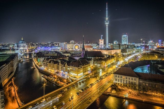 ベルリン中心部の夜景が広がり、テレビ塔が輝いている。ドイツ旅行やドイツ語学習で、文化や都市の魅力を翻訳ツールで深く理解するコンセプト。