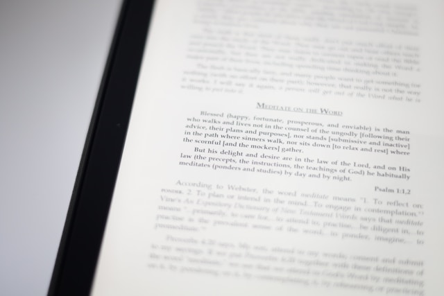 スマホ画面に英語の電子書籍「The Psychology of Money」。PDF翻訳で英語書籍を読む例。