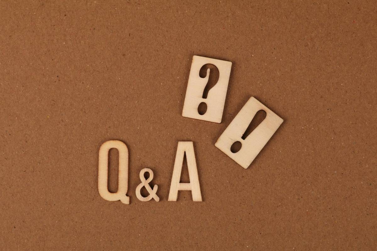 茶色の背景にQ&Aと?!の文字