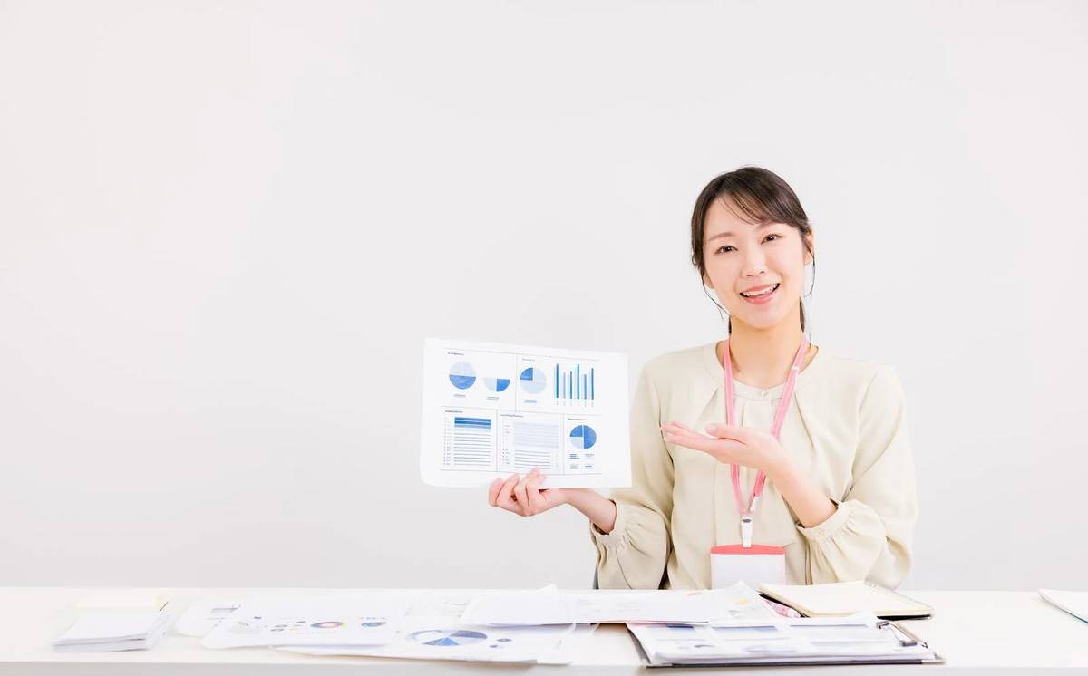 週报を提示する人のイメージ