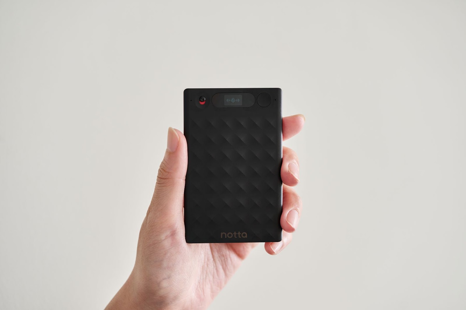 Notta Memoを持つ手のアップ画像。標準機能やアプリと比べ、高音質な録音をしたい人にはおすすめ。