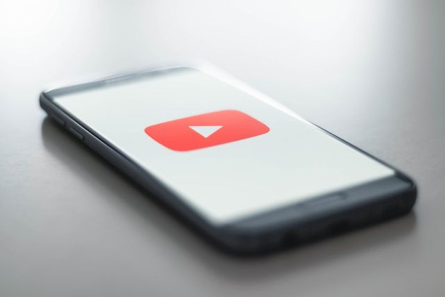 YouTubeロゴを表示したスマートフォンの画面アップ｜スマホで高画質ダウンロード・保存するやり方
