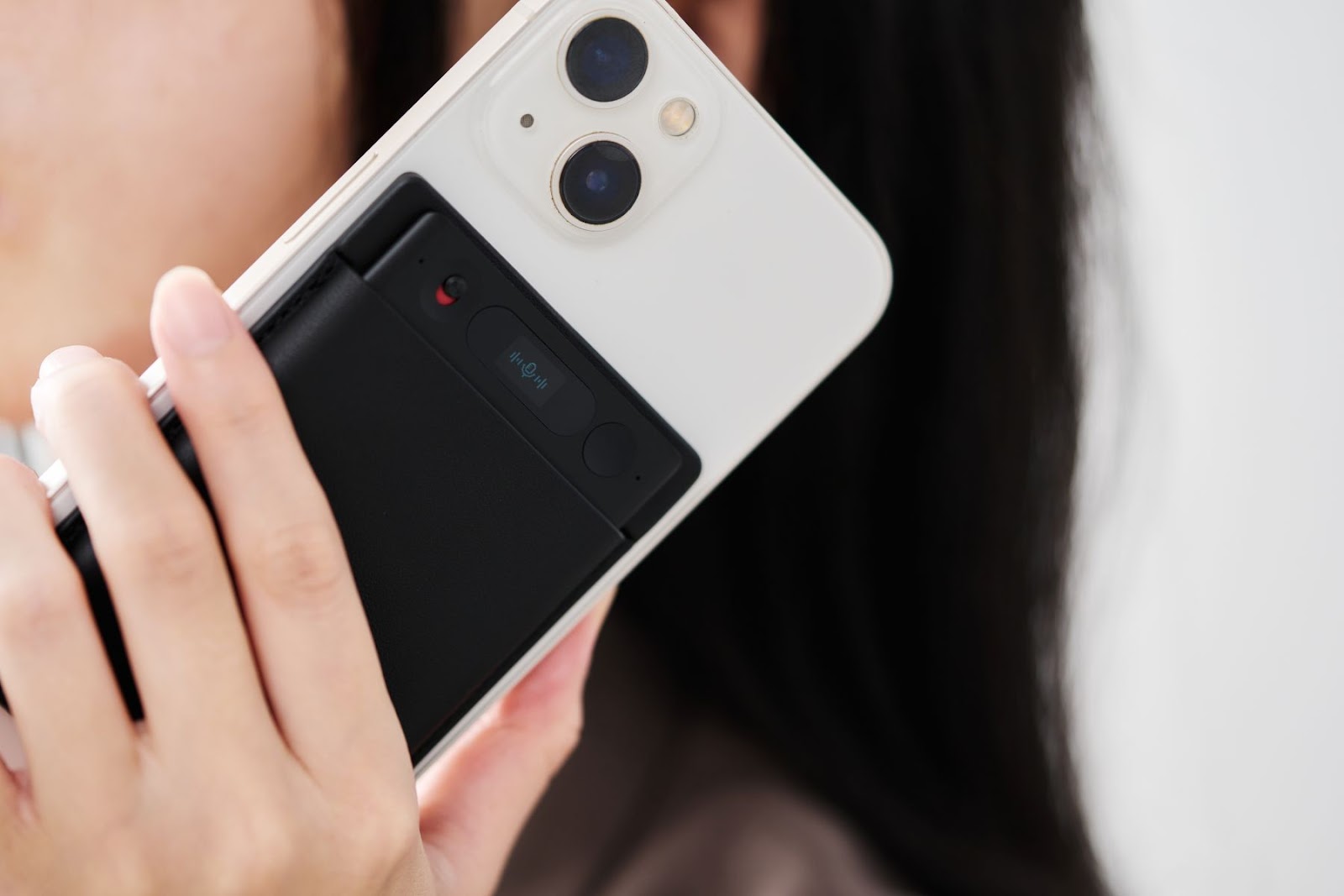 Notta Memoを貼り付けたスマホで通話をしている女性。通話を探知して起動するのでスムーズな録音が可能。