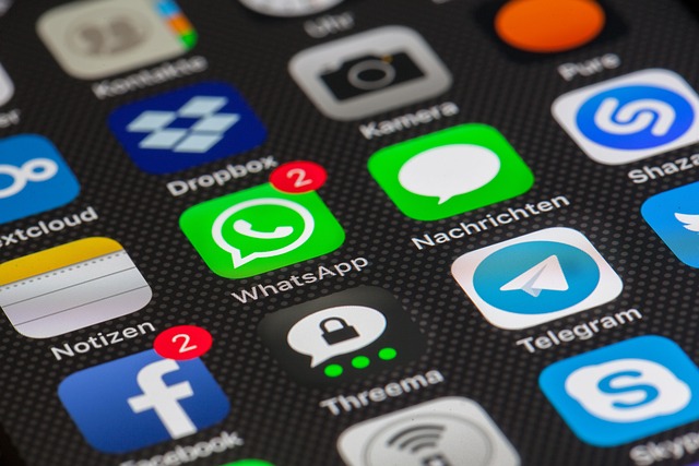 WhatsAppやTelegramなど多数のアプリが並んだスマホ画面。スペイン語翻訳アプリを比較検討する様子を示すイメージです。